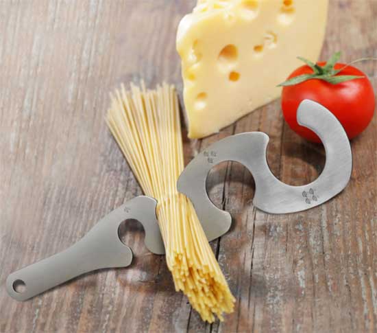 Зачем сделано отверстие в ложке для спагетти?
