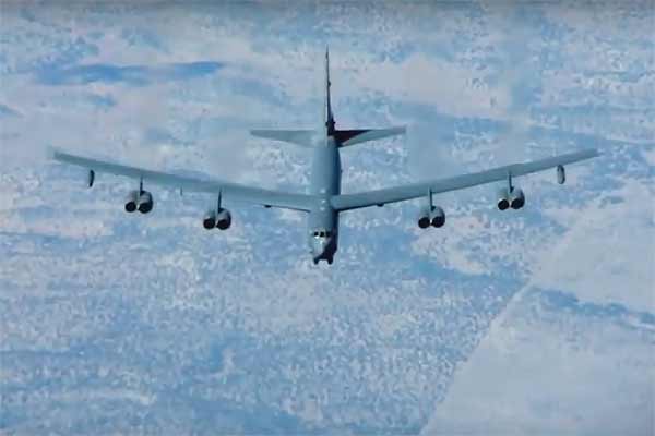 Бомбардировщик B-52 потерял двигатель в ходе тренировочного полета