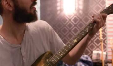 Картонный Fender Stratocaster: тестирует сам Брэд Делсон [видео]