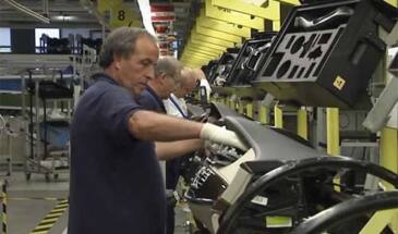 Mercedes-Benz меняет роботов на людей — так S-класс собирать дешевле [видео]