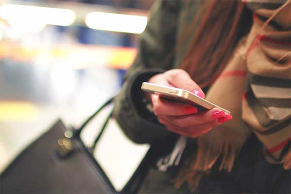 С брендами онлайн женщины предпочитают взаимодействовать "лайками" и через мобильные приложения