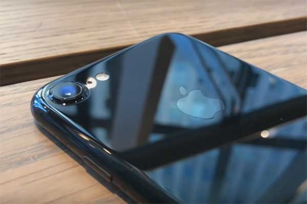 Новый iPhone 7 в jet black: почему его так трудно найти?