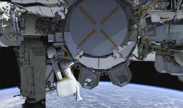 Астронавты NASA на МКС меняют аккумы в открытом космосе [трансляция]