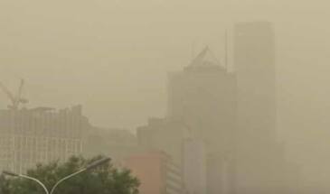Пекин переживает песчаную бурю [видео]