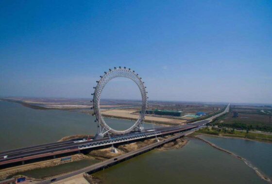 Уникальное безосевое колесо обозрения в китайском городе Вэйфан