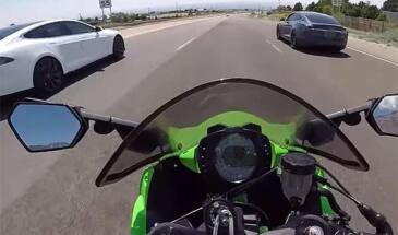 Kawasaki Ninja ZX10R против Tesla Model S: никаких шансов [видео]