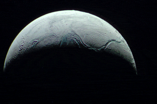 Зонд Cassini в последний раз "вглянул" на Энцелада [фото]
