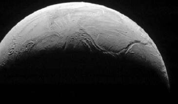 Зонд Cassini в последний раз «вглянул» на Энцелада [фото]