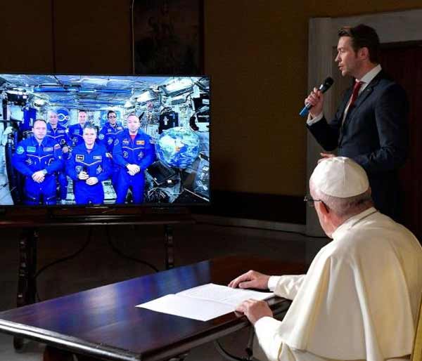 Папа римский задал 6 вопросов экипажу МКС [видео]