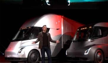 Илон Маск торжественно представил электрогрузовик Tesla Semi [видео]