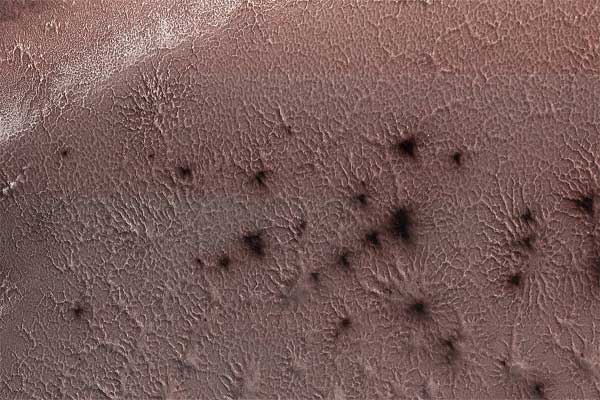 Агентство NASA показало фото "марсианских пауков"