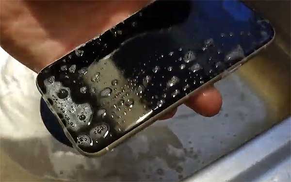 Почему лучше не мыть iPhone с мылом, даже 11-й...
