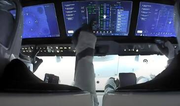 Посадка пилотируемого Crew Dragon с гражданским экипажем [видео]
