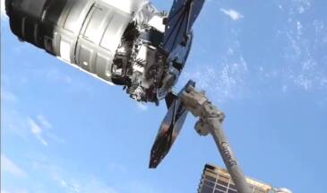 Этап стыковки грузового Cygnus с МКС с помощью манипулятора Canadarm2 [видео]