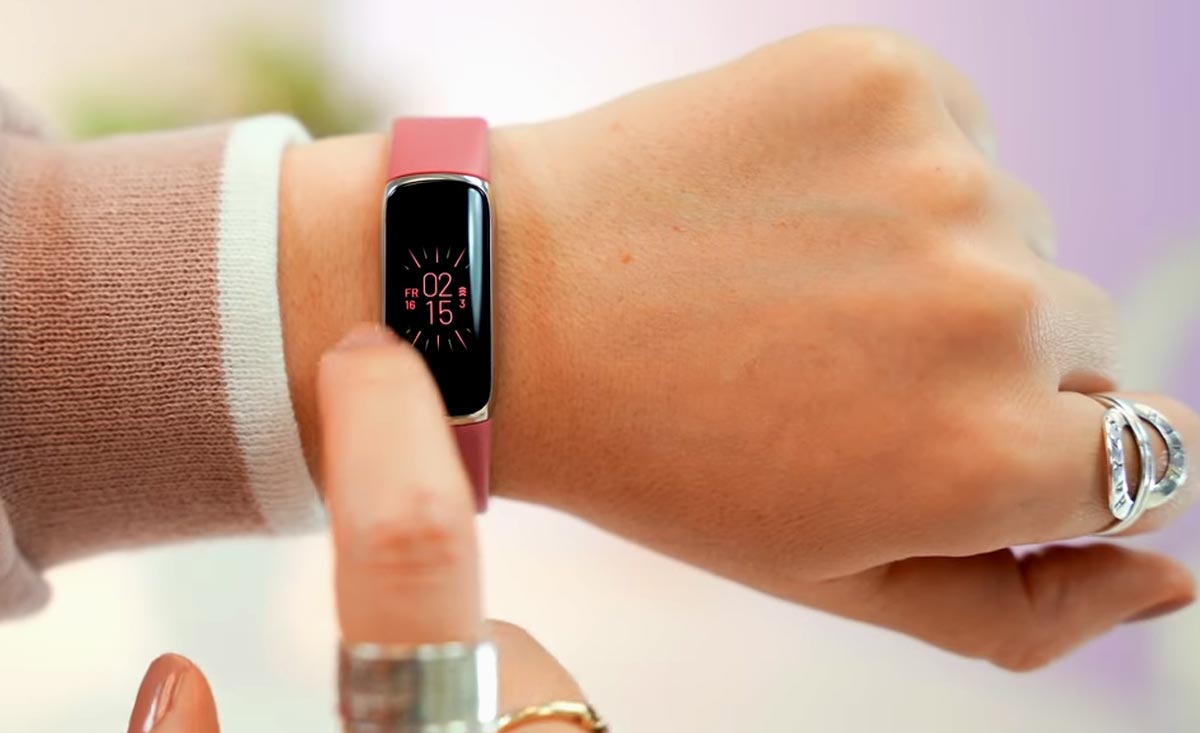 Почему Fitbit показывает неправильное время, и как это исправить
