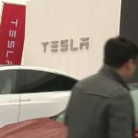 Китайские владельцы Tesla протестуют против снижения цен