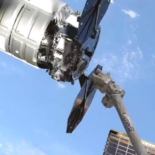 Этап стыковки грузового Cygnus с МКС с помощью манипулятора Canadarm2 [видео]
