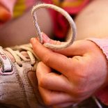 Как научить ребенка завязывать шнурки без помощи смартфона или планшета?