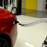 Электромобили Tesla теперь заряжать себя могут сами [видео]